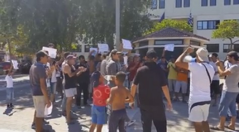 Διαμαρτυρία προσφύγων για τον εγκλωβισμό τους στη Χίο (βίντεο)